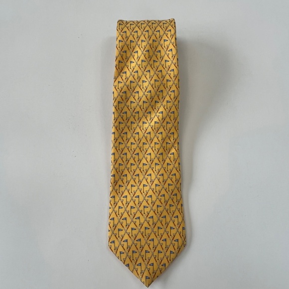 Brooks Brothers Country Club Silk Tie Golf Theme Yellow Golf Flag Golf Clubs EUC - Picture 3 of 6